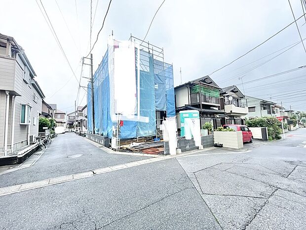 落ち着いた住宅街に佇む、新しい住まいの完成へと期待が高まる風景です。