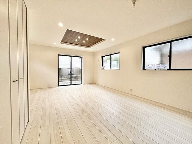 洗練された折り上げ天井がアクセントとなり心地よい広がりを感じさせる穏やかな空間