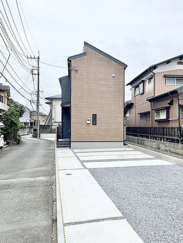 すっきりと整えられた外構と洗練された佇まいが、穏やかな日常の始まりを予感させます。