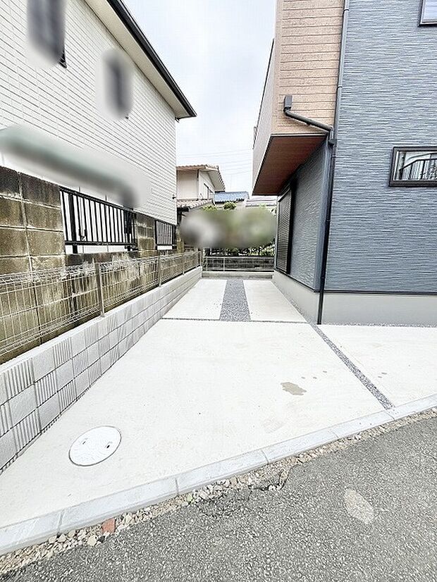 すっきりと整えられたアプローチが日常の動線を心地よく演出する空間です