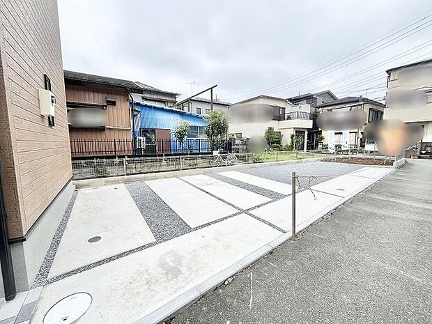 ゆとりある駐車スペースを確保した、すっきりと見通しの良い開放的な空間です。