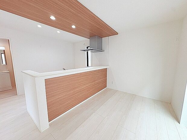 木の温もりを感じさせる下がり天井が空間に美しいアクセントを添える心地よい場所