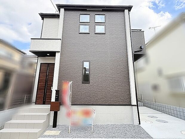 洗練された外観デザインが街並みに映える落ち着いた佇まいの住まい