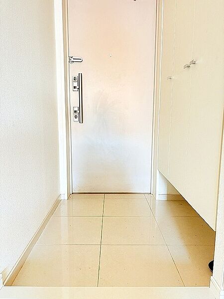 すっきりと整えられた空間が心地よい、穏やかな時間を過ごせる住まいです。