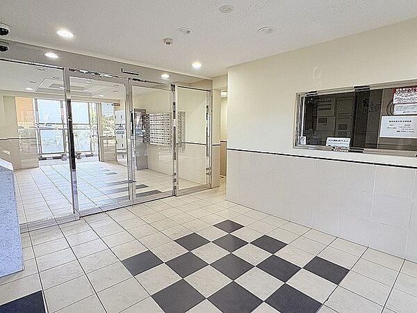洗練されたタイル貼りの床面とガラス張りの建具が織りなす清潔感に満ちた空間