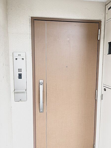 温かみのある木目調のデザインが穏やかな日常へと誘う、落ち着いた佇まいの玄関まわりです。