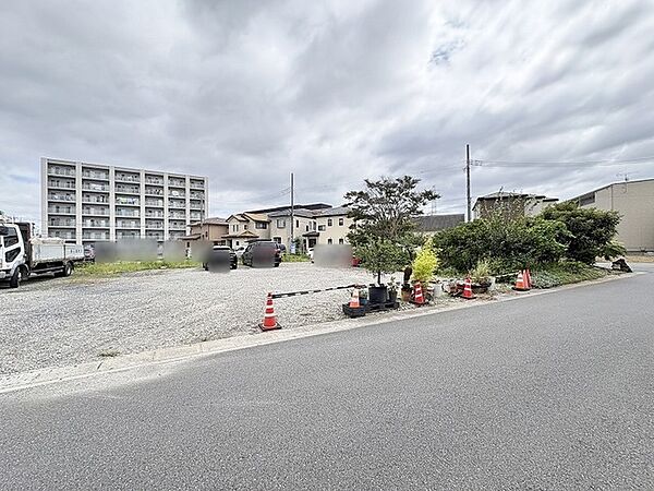 周囲の街並みが穏やかに広がり、開放感とゆとりを感じられる心地よい空間。