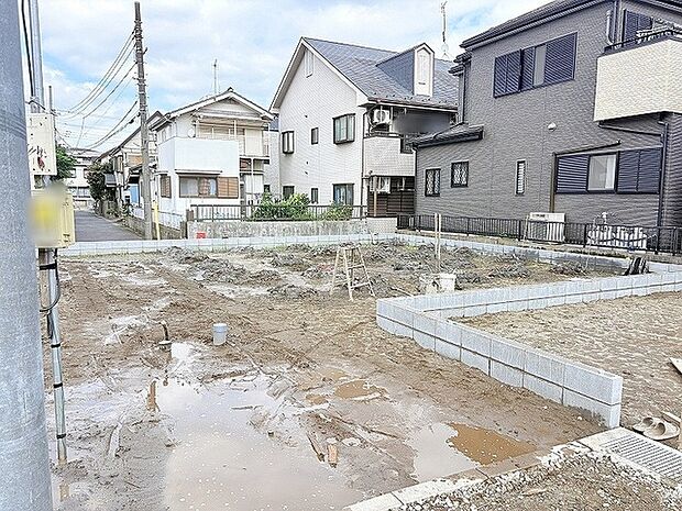周囲に建物が並ぶ閑静な住宅街に位置し、これからの新しい暮らしの構想が広がる区画です。