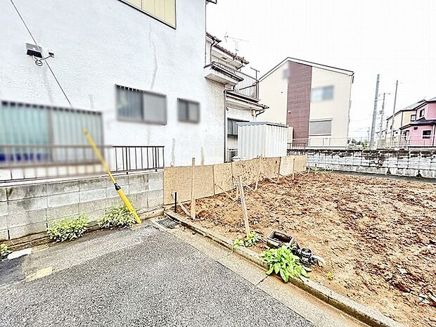 周囲の建物とゆとりある距離を保ち穏やかな空気が流れる開放的なロケーション
