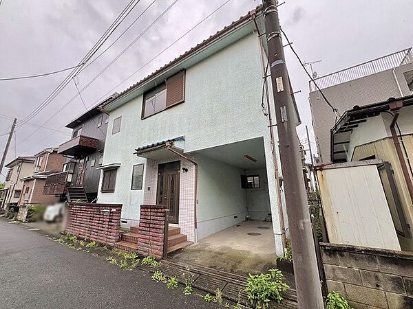 落ち着いた佇まいが街並みに溶け込む、穏やかな日常を予感させる住まいです。