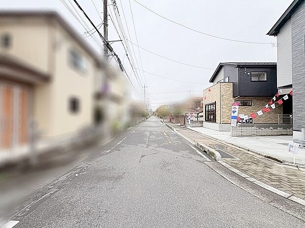 落ち着いた住環境が広がる穏やかな街並みとゆとりある前面道路です。