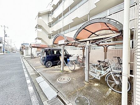 整理された敷地内に設けられた駐輪スペースは日々の暮らしをスムーズにサポートします。