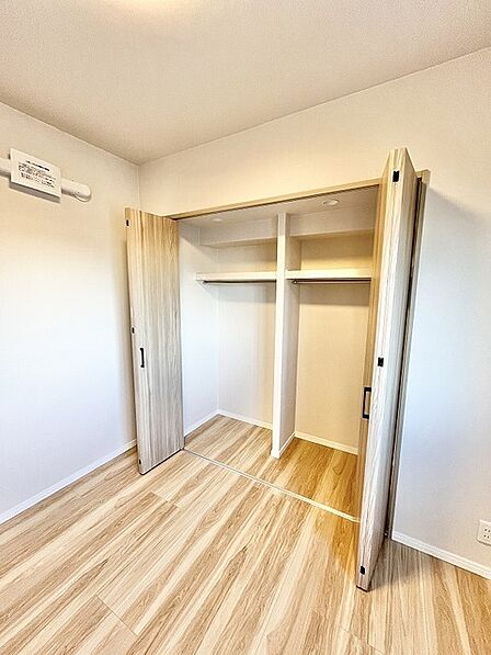 自然な木目が広がる空間に、穏やかな落ち着きとすっきりとした暮らし心地を感じさせるインテリアです。
