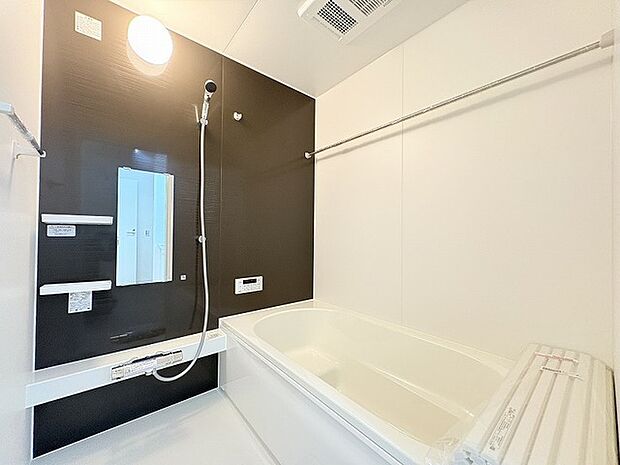 コントラストを効かせた色調が落ち着いた雰囲気を醸し出す上質な空間です