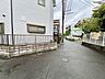外観：落ち着いた色合いの建物が並び穏やかな空気が流れる住環境