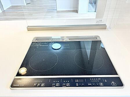フラットな天板でお手入れもしやすくすっきりと美しい佇まいに仕上げられた調理スペース
