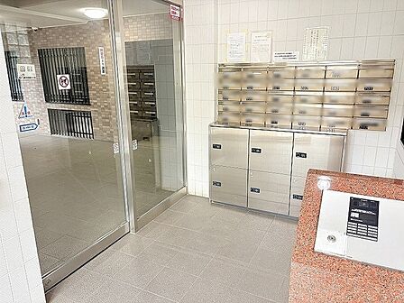 日常の動線をスムーズに整えた使い勝手の良い共用エントランス空間