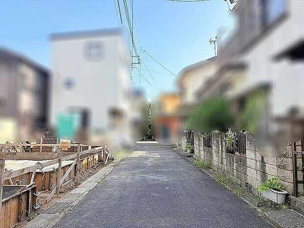 落ち着いた佇まいの街並みが広がり、日々の暮らしに穏やかな時間をもたらしてくれるロケーションです。