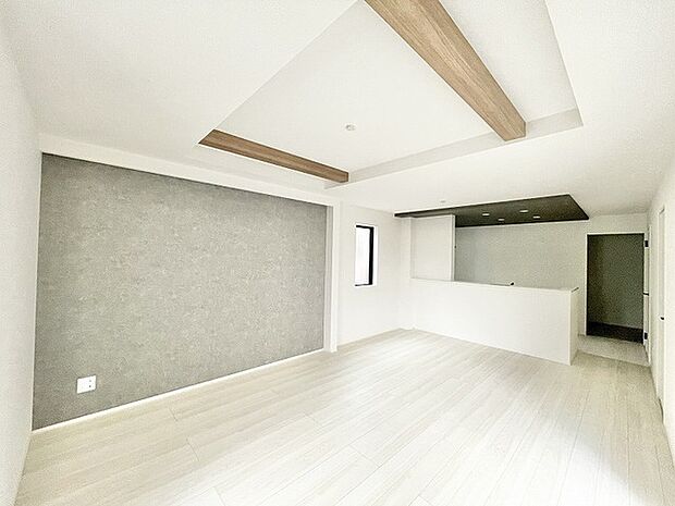 洗練されたアクセントクロスとデザイン天井が上質な空間を演出する落ち着きのある住まい