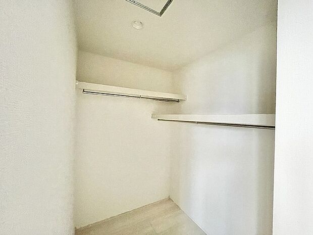 すっきりと整えられた空間が広がり、日々の暮らしに心地よいゆとりと落ち着きをもたらします