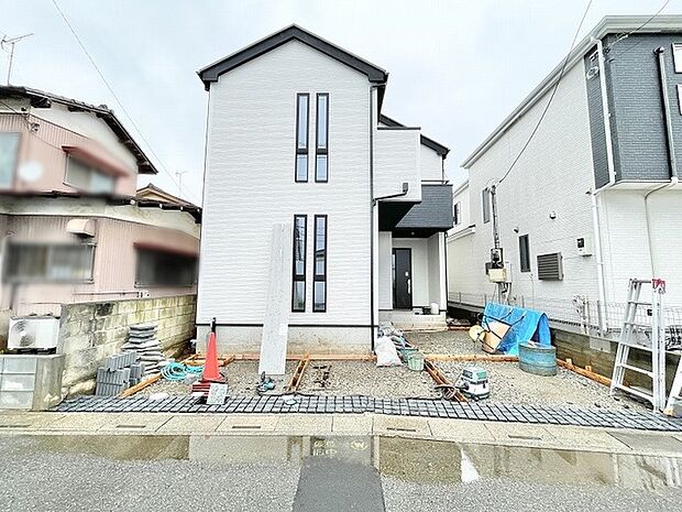 洗練されたモノトーンの外観が街並みに映える、スマートで現代的な佇まいが魅力的です。