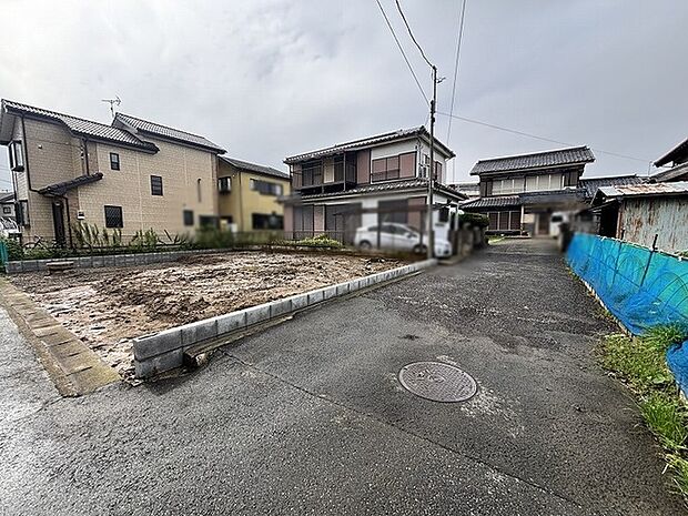 周辺の街並みに溶け込む落ち着いた佇まいで、新たな暮らしの構想が広がる穏やかな空間です。