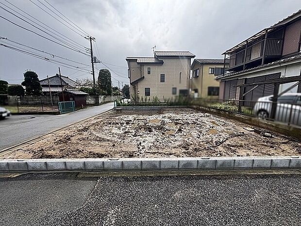 落ち着いた住環境に広がる敷地は、新しい暮らしの構想をゆったりと描ける空間です。