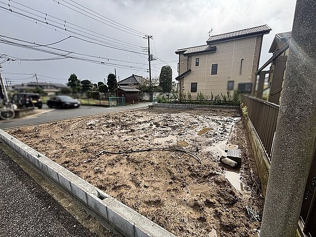 穏やかな周辺環境に佇むゆとりある敷地はこれからの暮らしを自由に描くキャンバスのようです