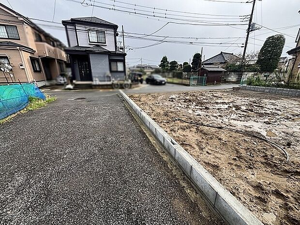 穏やかな周辺環境に馴染む落ち着いた街並みと開放的な空気が広がるロケーション