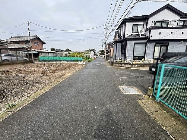 穏やかな空気が流れる閑静な住宅街に佇み、日々の暮らしにしっくりと馴染む落ち着いた周辺環境。