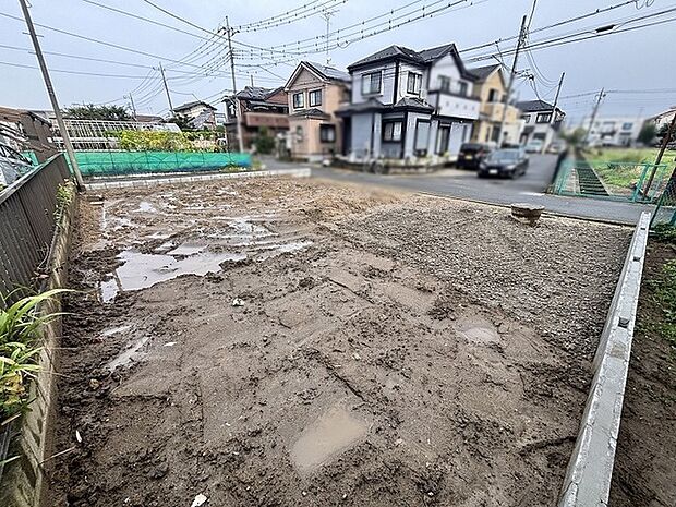 穏やかな空気に包まれた、新しい暮らしの構想が広がるゆとりある敷地。