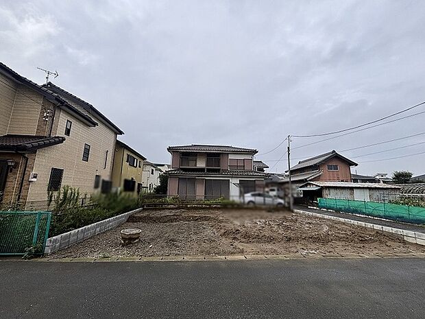 周囲の街並みと調和しながら穏やかな時間が流れる開放的な敷地空間