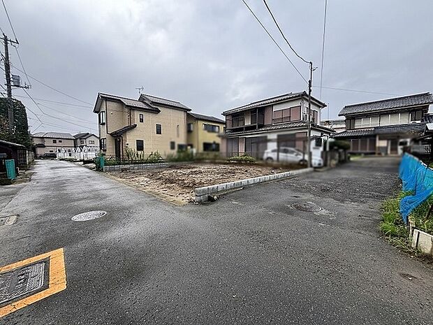 静かな住宅街に佇み、周辺の穏やかな環境と調和する落ち着いた佇まいのロケーションです。