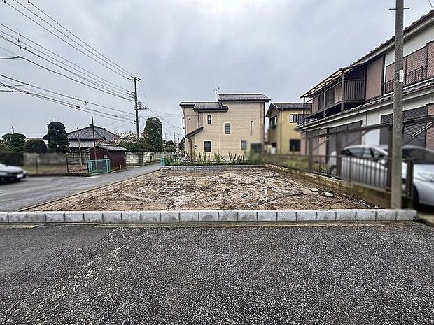 周辺の落ち着いた街並みに溶け込む、ゆとりある敷地が広がる心地よい空間です