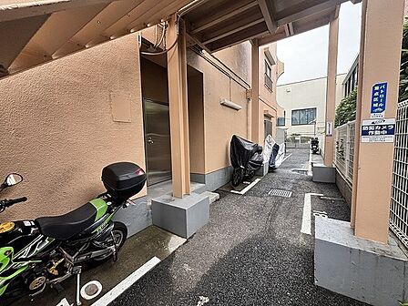 日常の使い勝手を考慮した、すっきりと整えられた機能的な敷地まわりです。