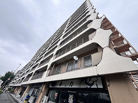 空に向かって堂々と佇む個性的なデザインが街並みに存在感を放つ外観