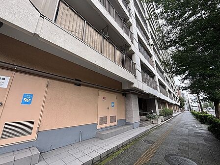 街路樹の緑が心地よい歩道に面した落ち着いた佇まいを見せる外観風景