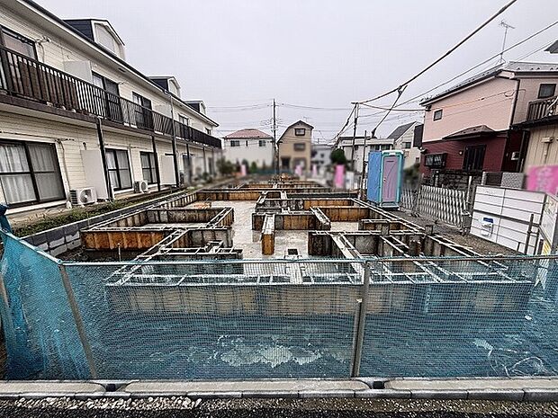 新たな暮らしの基盤が形作られていく、これからの完成が楽しみになる工事中の敷地風景です。