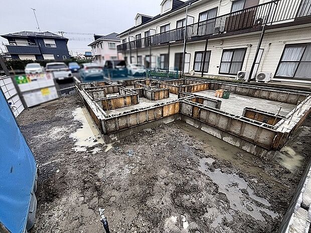 新しい暮らしの土台が形づくられていく、これからへの期待が高まる施工中の風景。