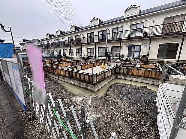 確かな施工の歩みを感じさせる、整えられた建築現場の風景が広がります。