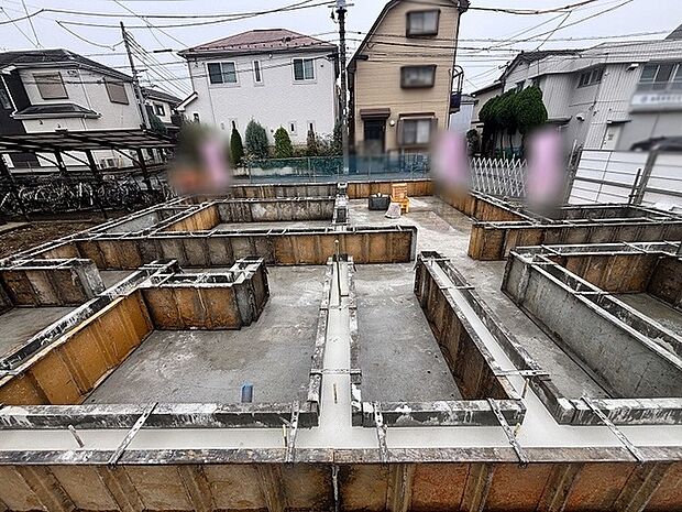 これからの暮らしの土台となる基礎工事が着々と進められる現地風景です