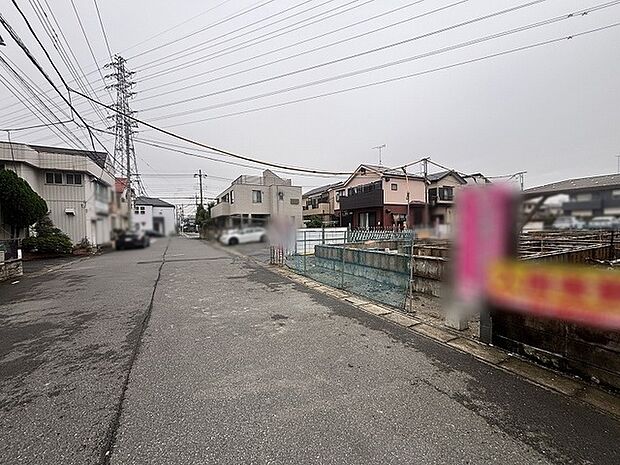 穏やかな空気が流れる閑静な住宅街に佇む、落ち着いた雰囲気のロケーションです。