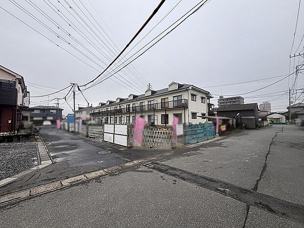 穏やかな空気が流れる閑静な住宅街に佇む、落ち着いた佇まいの景観