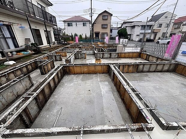 これからの暮らしをしっかり支える基礎工事が着々と進む安心感のある敷地風景
