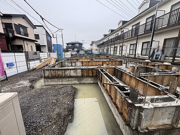 新たな暮らしの基盤が形作られていく整えられた敷地景観