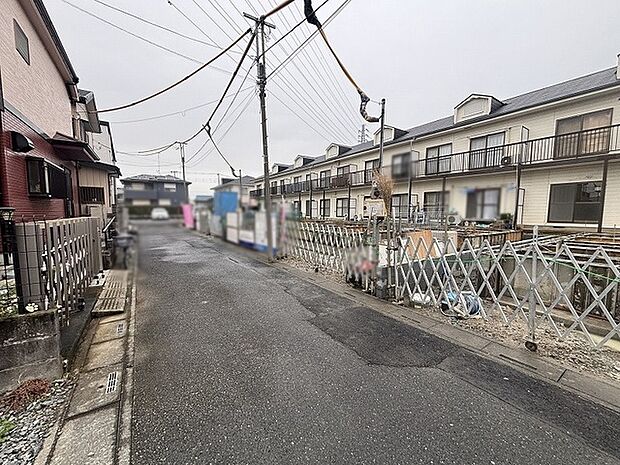 周辺環境の静けさと落ち着きを感じさせる、穏やかな空気が流れる住まい周辺の風景です。