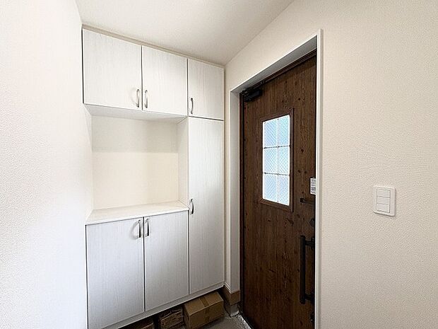 白を基調としたすっきりとした空間に木目の建具が温もりを添える落ち着いた佇まい。