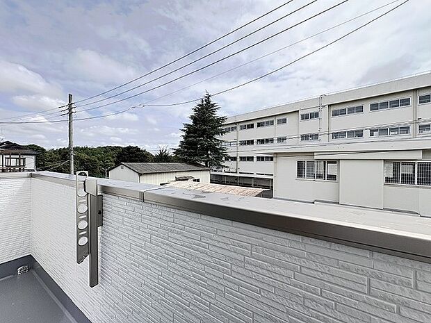 開放的な空が広がり穏やかな風を感じる心地よい眺望