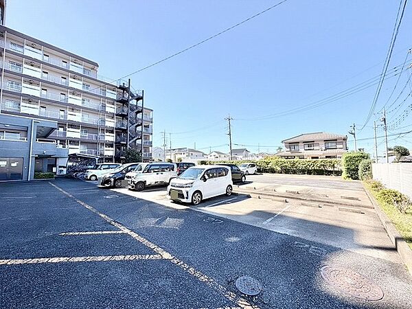ゆとりある広さと開放感が心地よい、見通しの良い整えられた空間