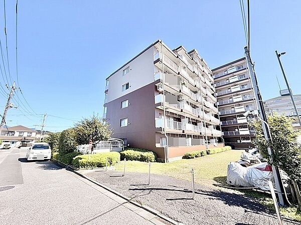 青空の下に佇む落ち着いた色合いの外観が、心地よい日常の始まりを予感させます。